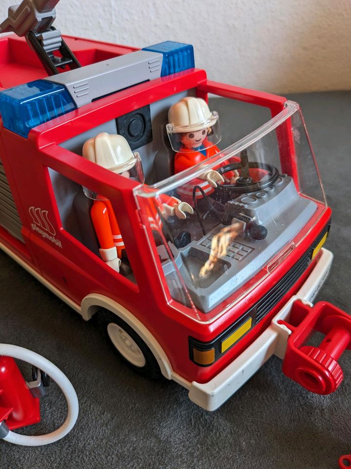 Playmobil Feuerwehr & Polizei mit Zubehör + 2 Fahrzeuge GESCHENKT in Nürnberg (Mittelfr)