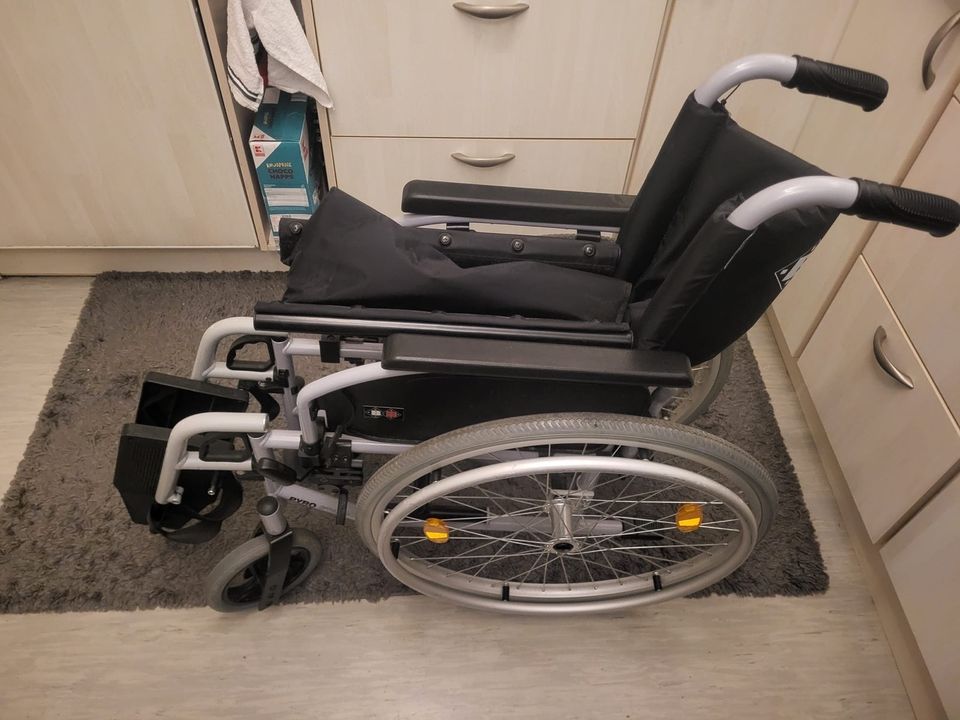 1 Jahr alter Rollstuhl, 2/3 mal höchstens benutzt, top Zustand. in Düren