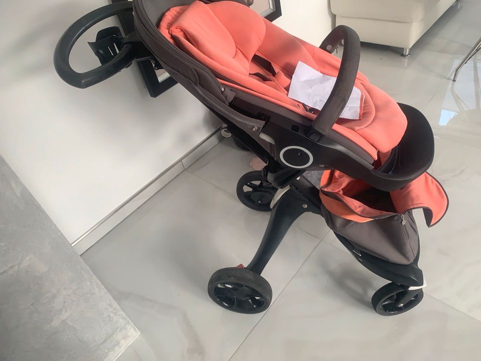 **Hochwertiger Kinderwagen der Marke Stokke mit Zubehör** in Oberhausen