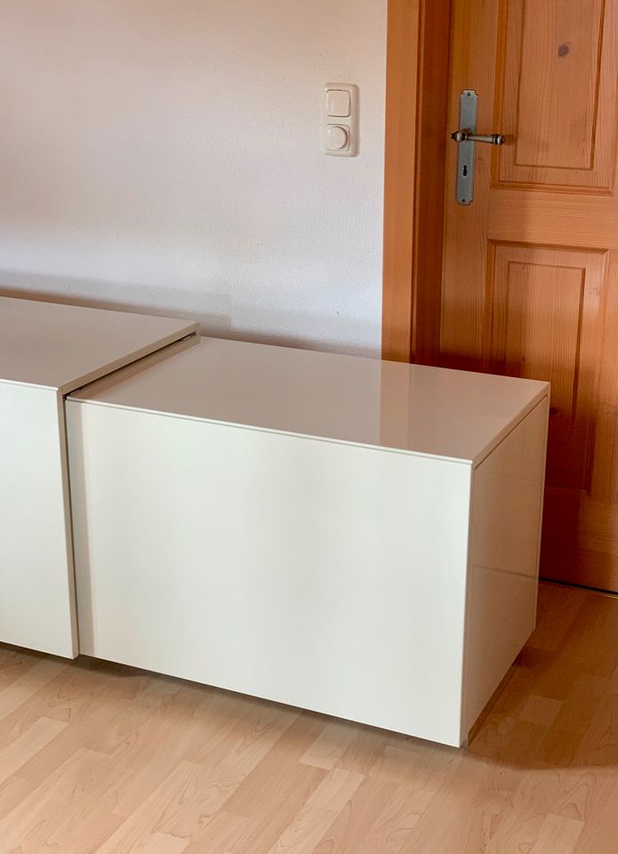 Top HÜLSTA Lilac Lack Sideboard, Weiß-Creme-Nussbaum - Raumteiler in Allershausen