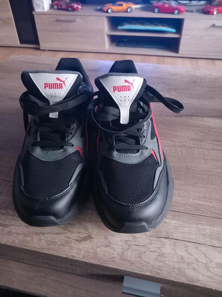 Puma Sneaker 44,5 Herren Sportschuhe schwarz rot in Löningen