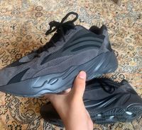 YEEZY Boost 700 v2 Schwarz (Tags: Jordan1 High, Jordan 4,) Wiesbaden - Erbenheim Vorschau