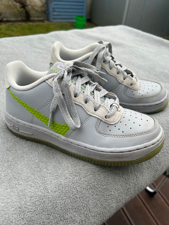 Nike Air Force 1 LV GS Gr. 36 (US 4Y) in Memmingen