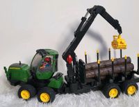 John Deere Traktor mit Holzgreifer und Baumstämmen Baden-Württemberg - Eschbach Vorschau