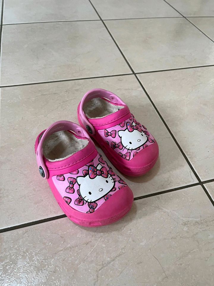 Hello Kitty Crocs Schuhe gefüttert pink weiß Größe 23 Schleife in Rostock