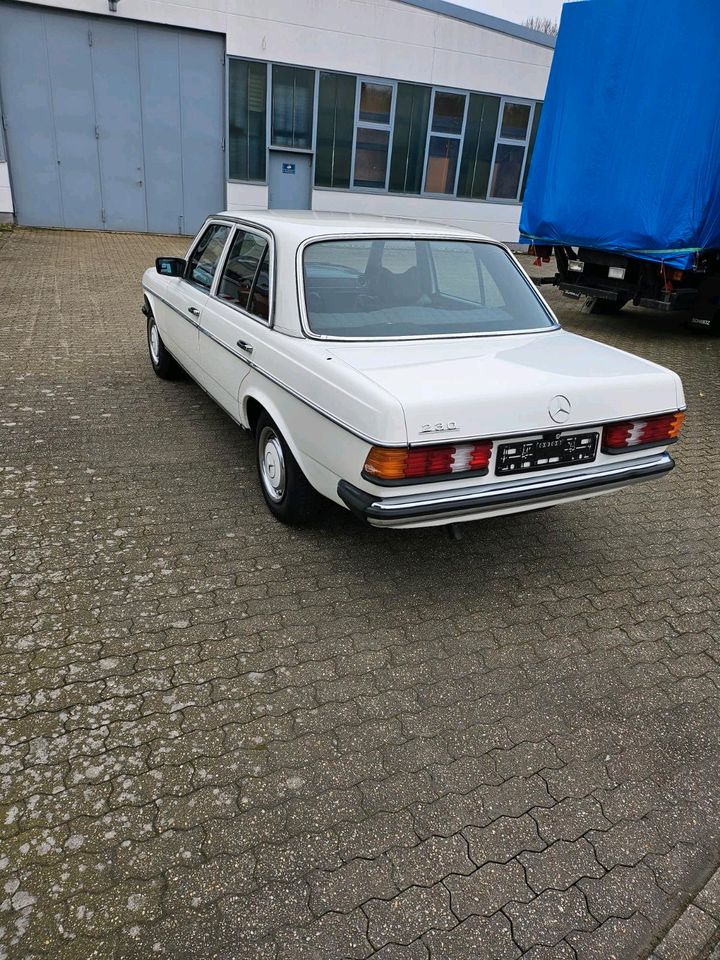 Mercedes-Benz 230 W123 in Moers