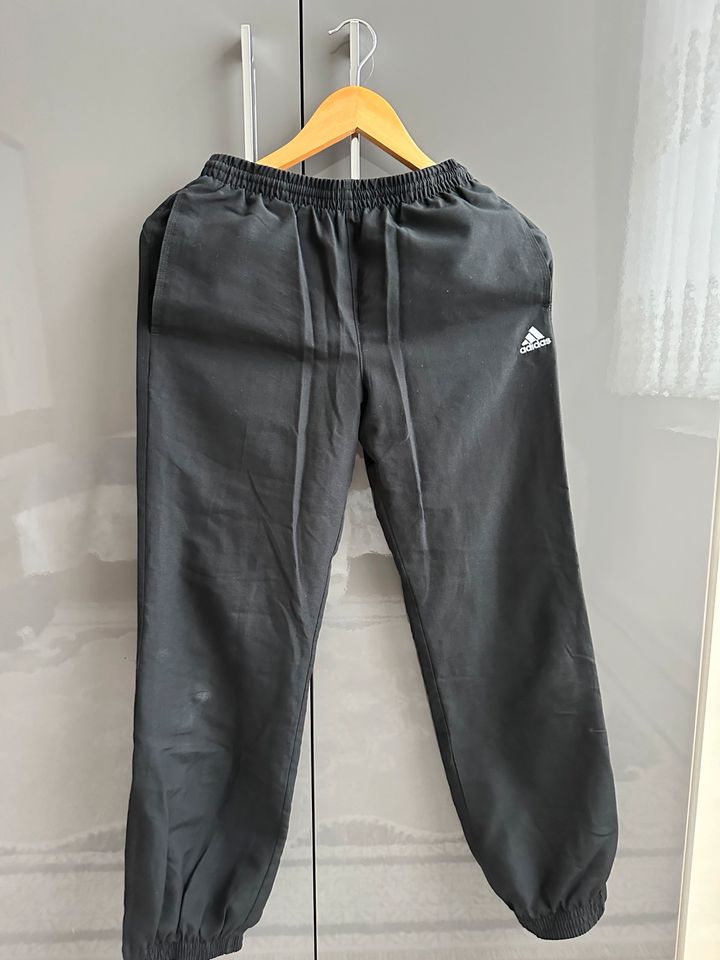 Adidas Jogginghose neu Größe 152 in Göttingen