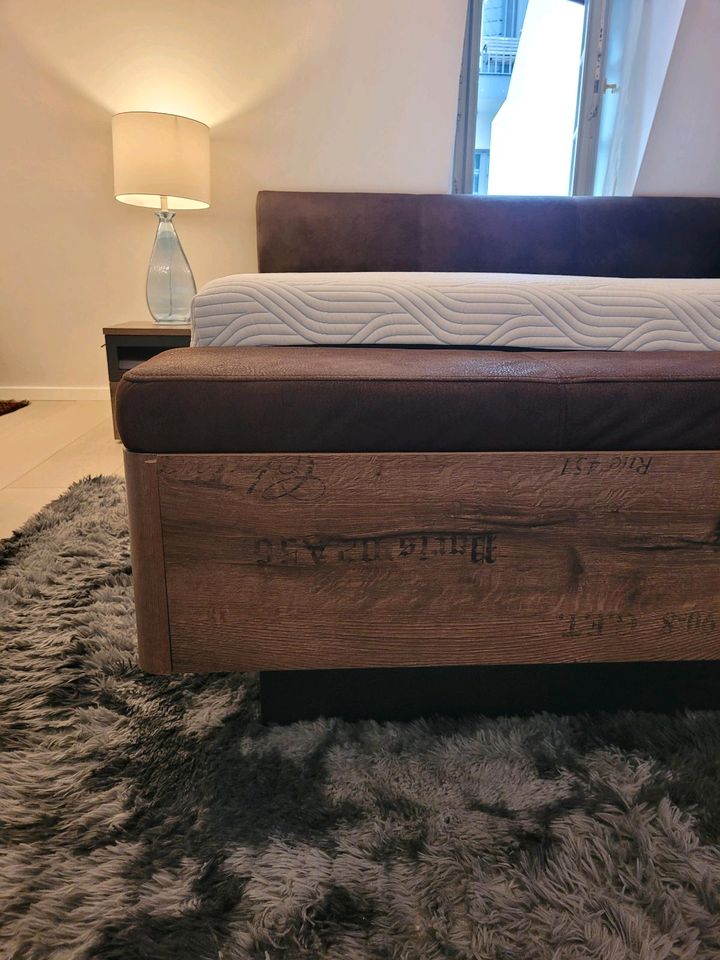 Bett mit Bettkasten ohne Matratze und passenden Nachttischen in Frankfurt am Main