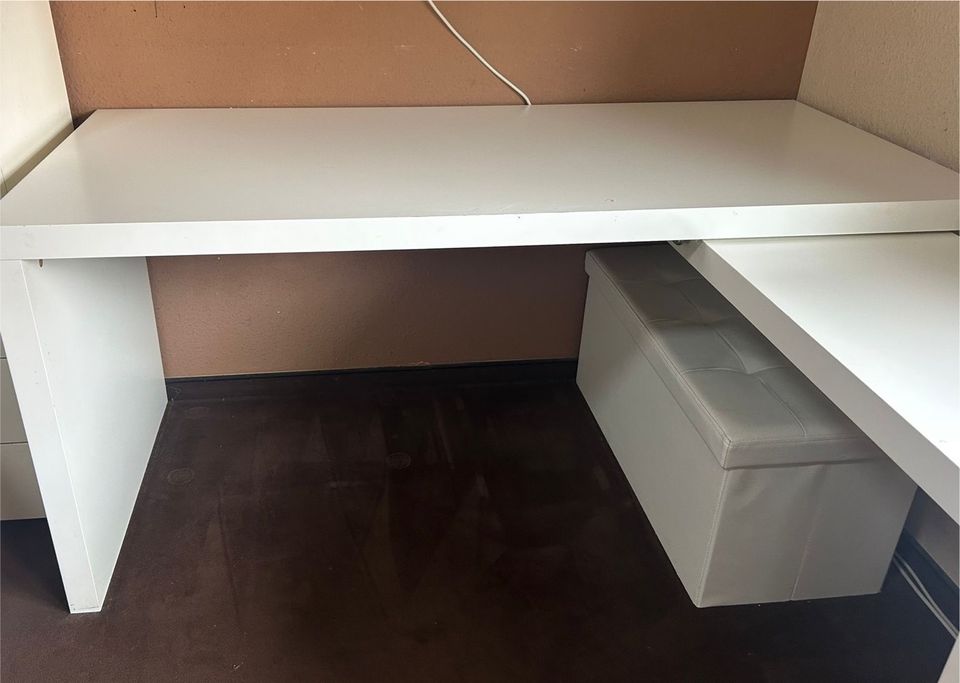 Ikea Malm Schreibtisch mit 2 Stühlen in Wesseling