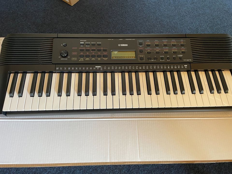 Yamaha PSR-E273 Keyboard in Hirschhorn