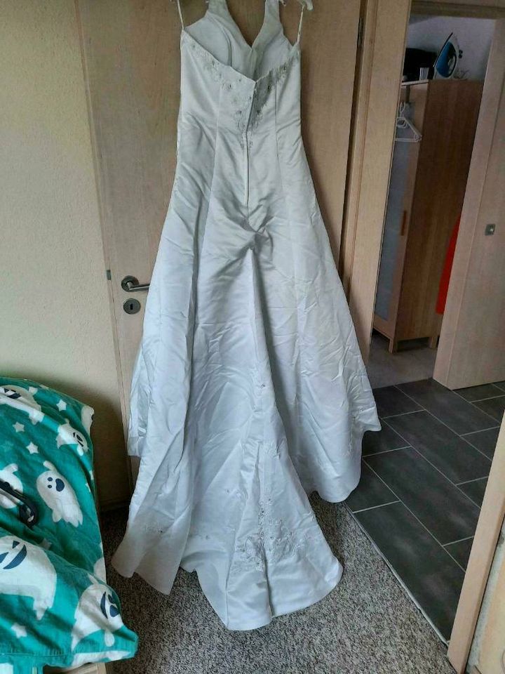 Brautkleid weiß A-Linie Gr. 40 inkl. Schleier Reifrock in Bokholt-Hanredder