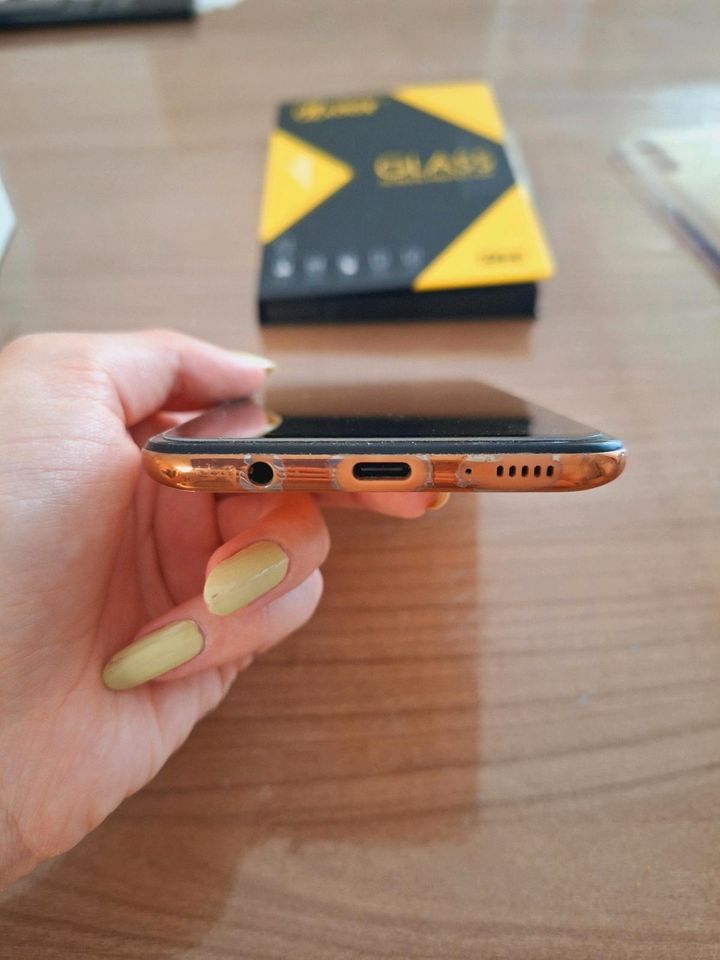 Samsung A50 mit 1x Panzerglas und 2 Hüllen in Lohmar