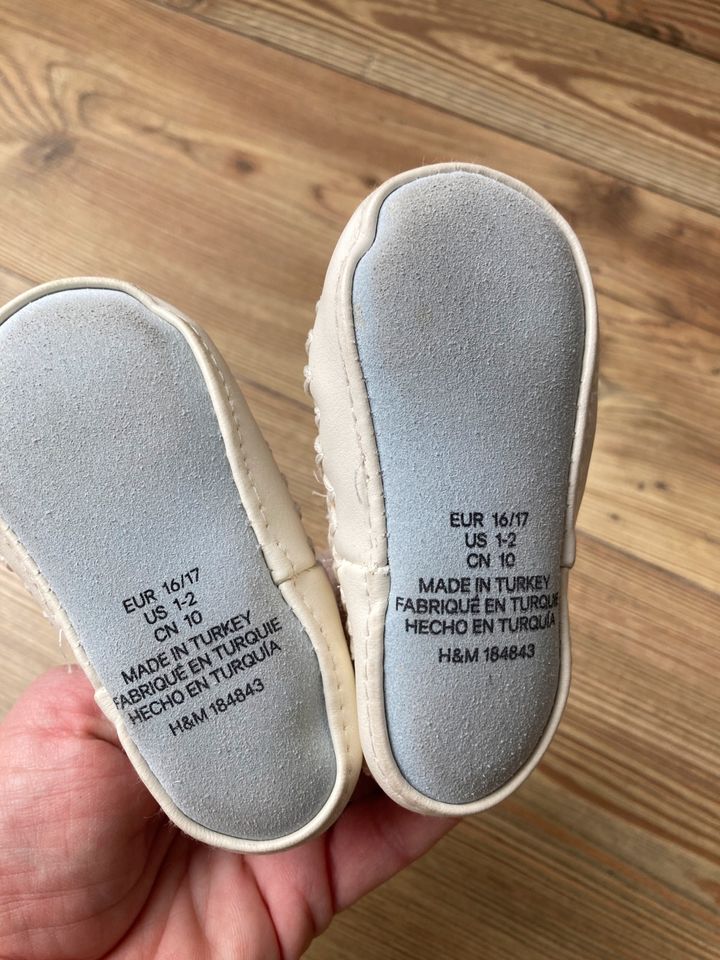 Krabbelschuhe Hausschuhe H&M 16/17 in München - Maxvorstadt | eBay  Kleinanzeigen ist jetzt Kleinanzeigen