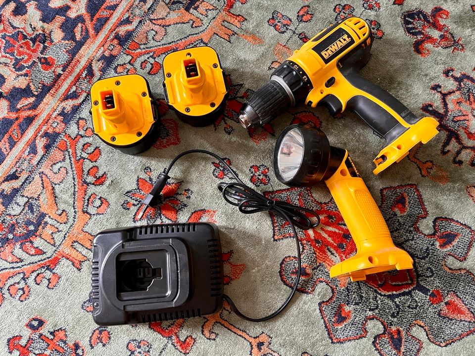 DeWALT Akkuschrauber, Lampe, Akkus, Ladegerät in Hamburg