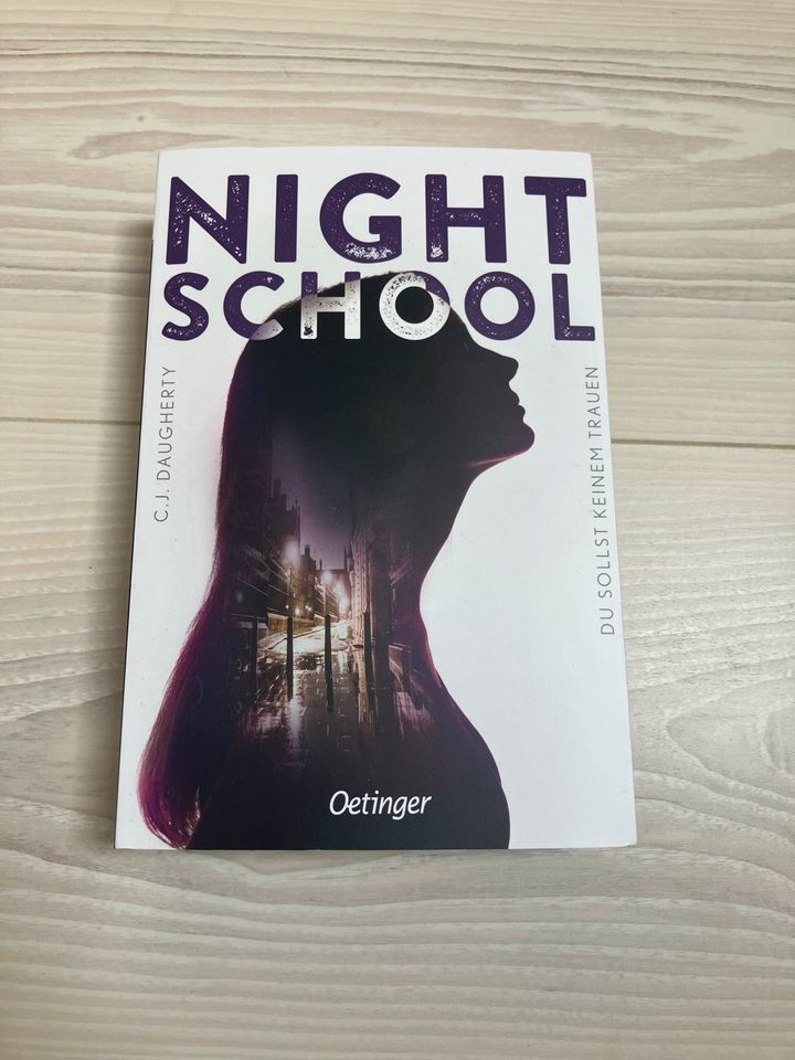 C.J. Daugherty Night School Buch neu dick Band 1 oetinger in Velten