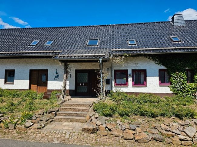 Geräumiges gepflegtes Bauernhaus am Dorfrand mit großem Grundstück. in Dahlem