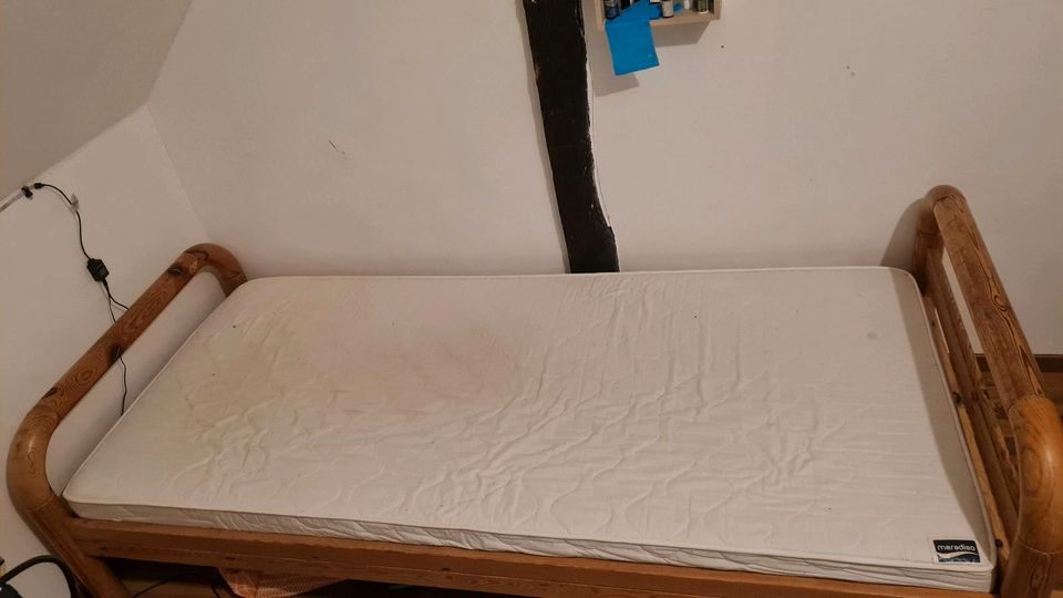 Еiin Bett mit einer Matratze 2/0,9 m. in Peine