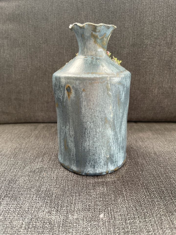 Keramik Vase mit Röschen in Gärtringen