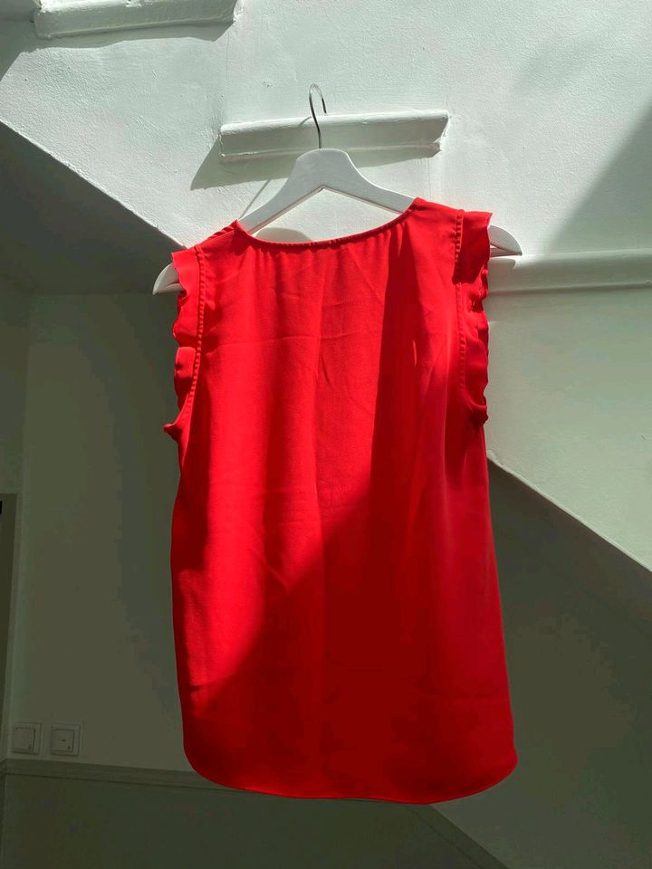 Hübsche rote Bluse mit Rüschen, elegant und schick in Düsseldorf