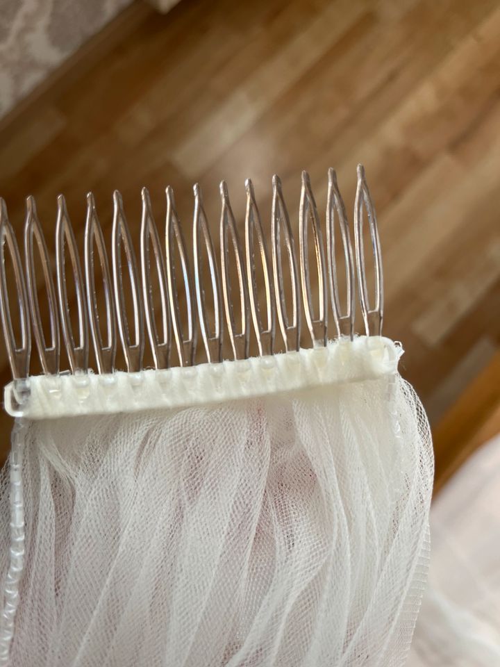 Wunderschönes Brautkleid, Ivory Größe S Hochzeitskleid in Eichelhardt