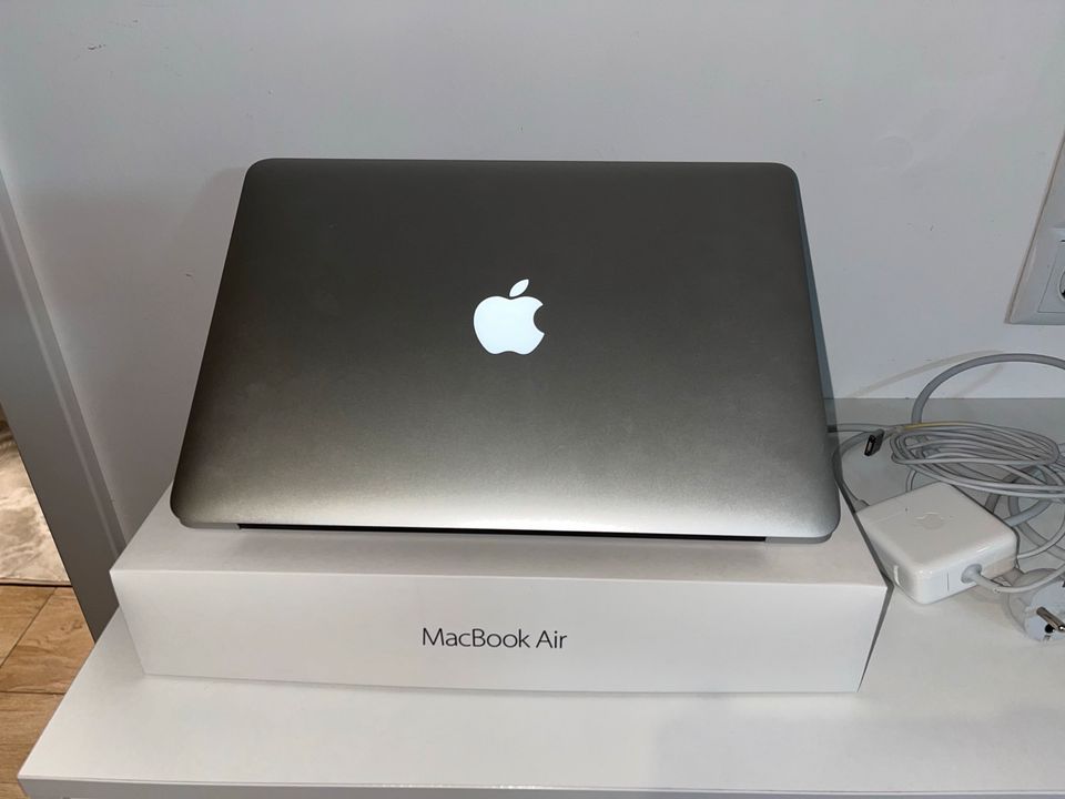 Apple MacBook 13 Zoll 128GB in Alerheim