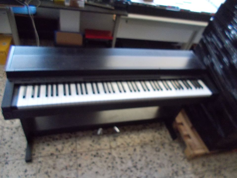 YAMAHA Clavinova E-Piano CLP-300 in Delmenhorst