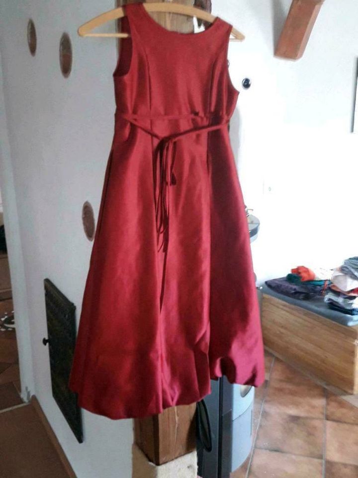 Sehr festliches Kleid der Marke Lilly Gr. 140 in Bad Bocklet