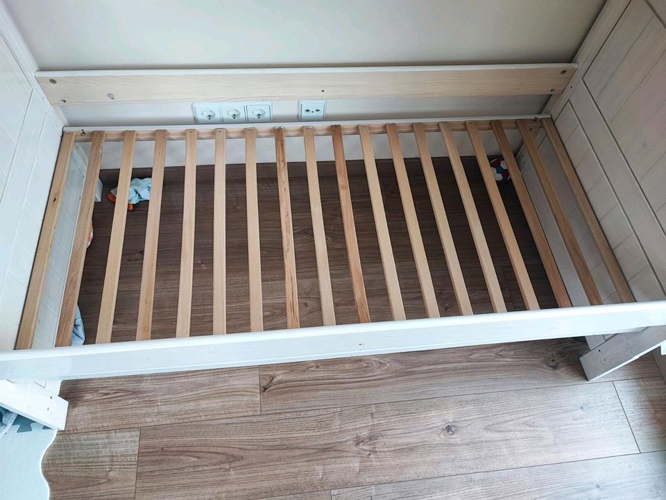 Gitterbett Kinderbett Echtholz 70x140 weiß mit Matratze Ikea in Leipzig