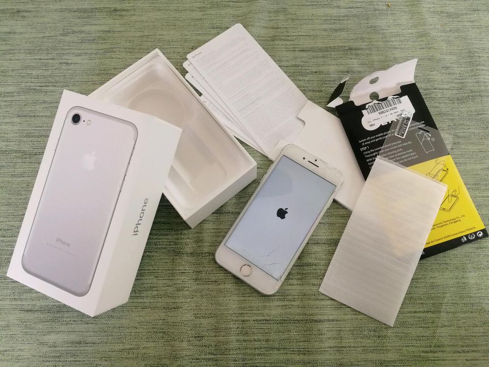 Apple iPhone 7 128GB silber silver Model A1778 in Hüttenberg
