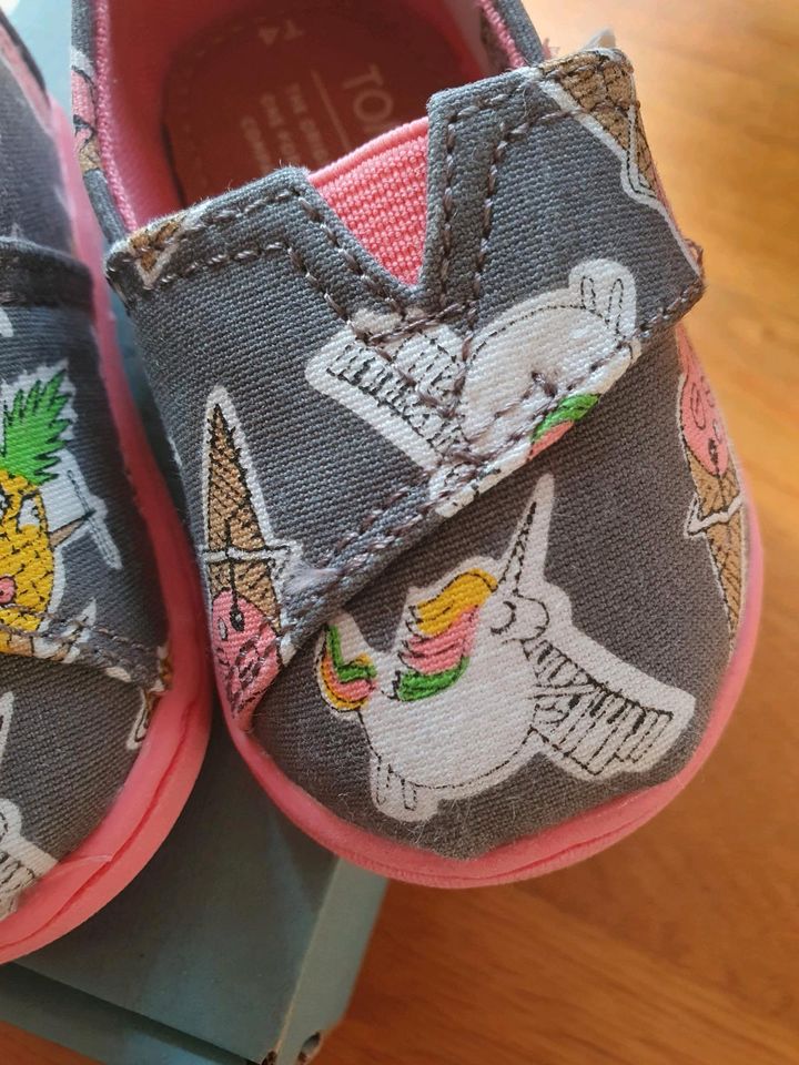 Toms Baby Schuhe Größe 19,5 NEU OVP Rockband Print Mädchen in Stuttgart