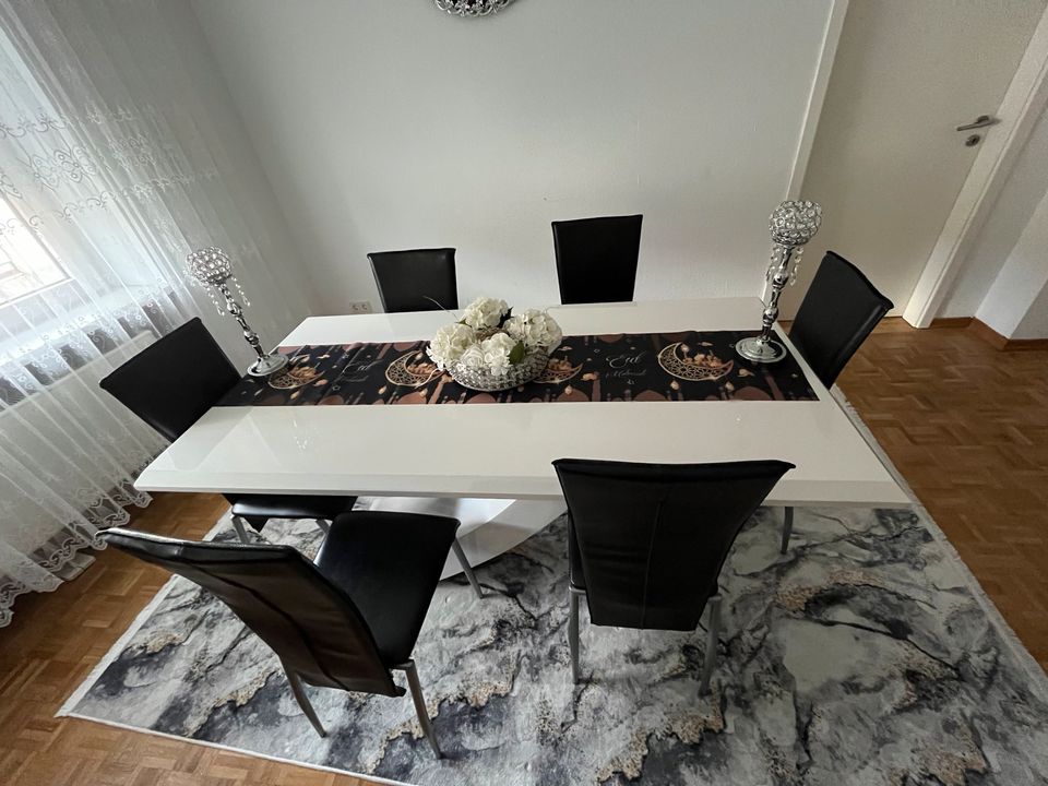 Super schöner Tisch zum Essen inklusive 6 Stühle in Saarlouis