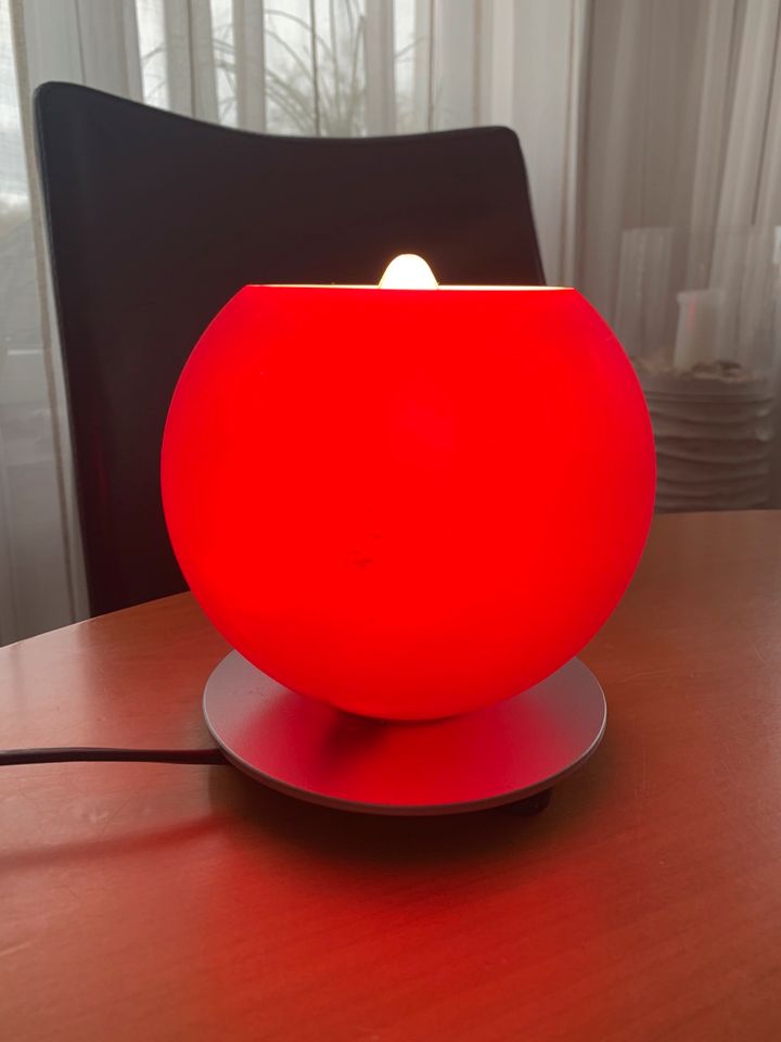 Sehr schöne Nachttischlampe rot 15 cm hoch, ca 14 cm Durchmesser in Göppingen