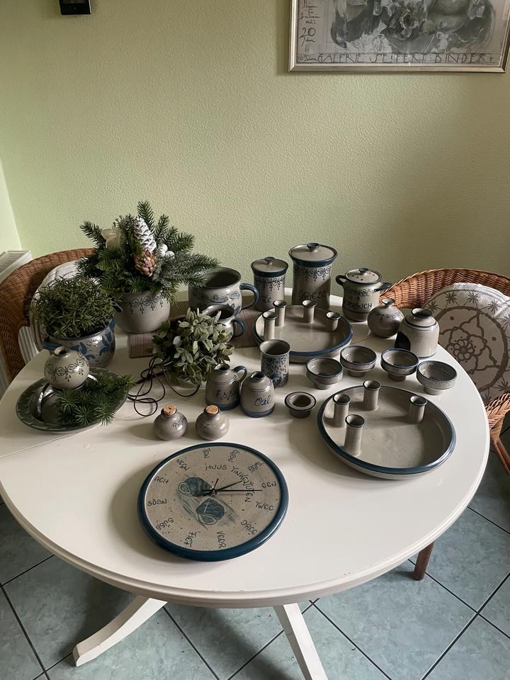 25 Teile-Nordstrander Töpferei-Blumentopf-Uhr-Kerzenhalter in Braderup