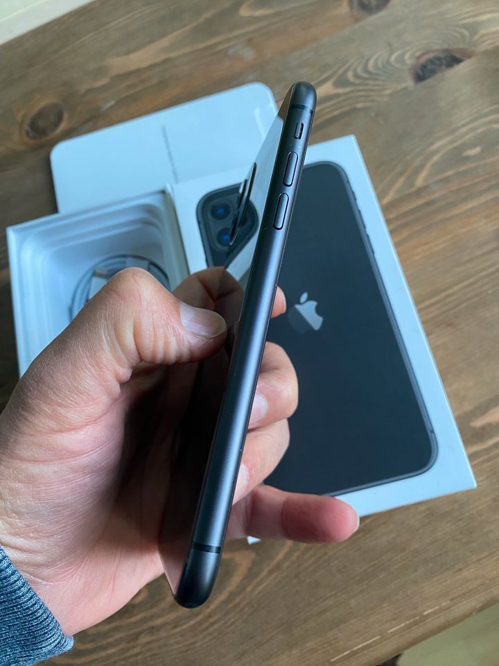 iPhone 11 schwarz 128gb neuer Akku in Langenhagen