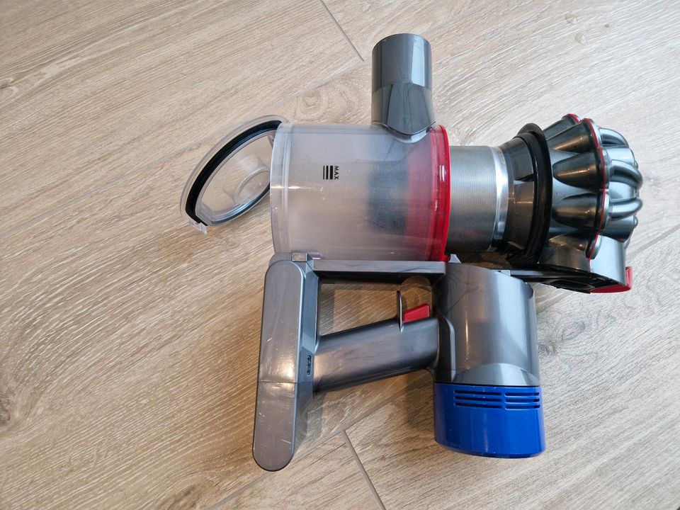 Dyson V8 Fluffy+ Akkusauger mit Zubehör in Dülmen