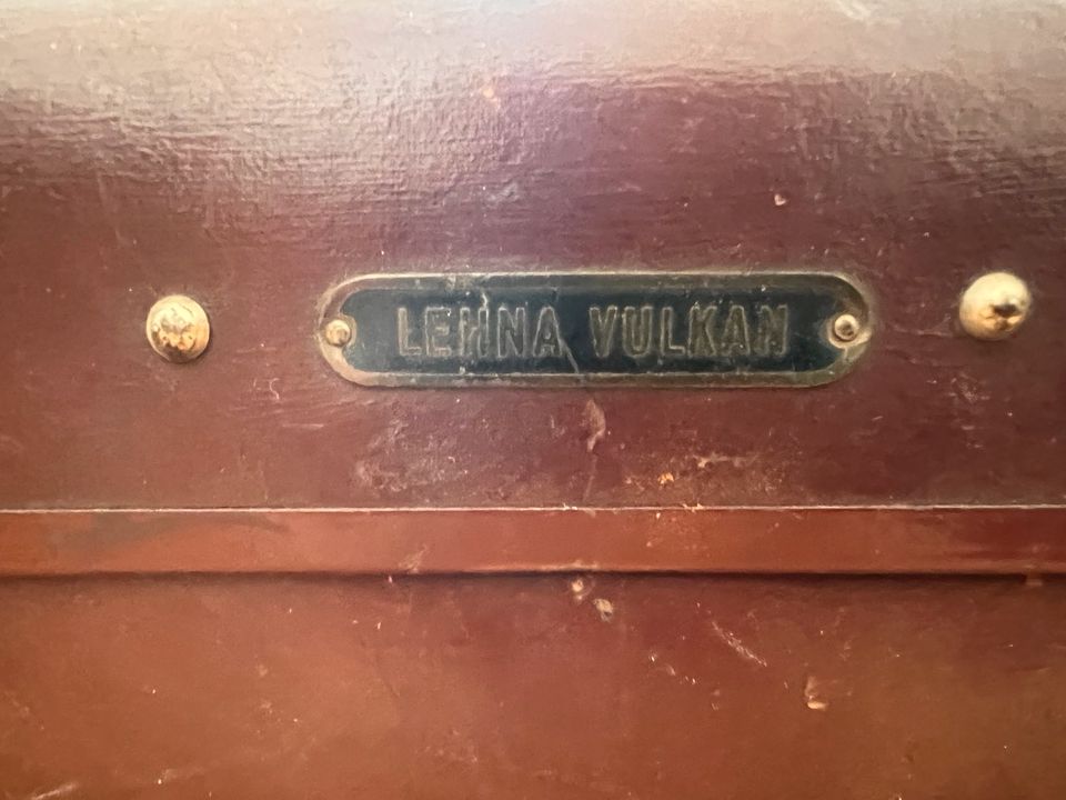 Antiker Lehna Vulkan Koffer (verschlossen) in Berlin