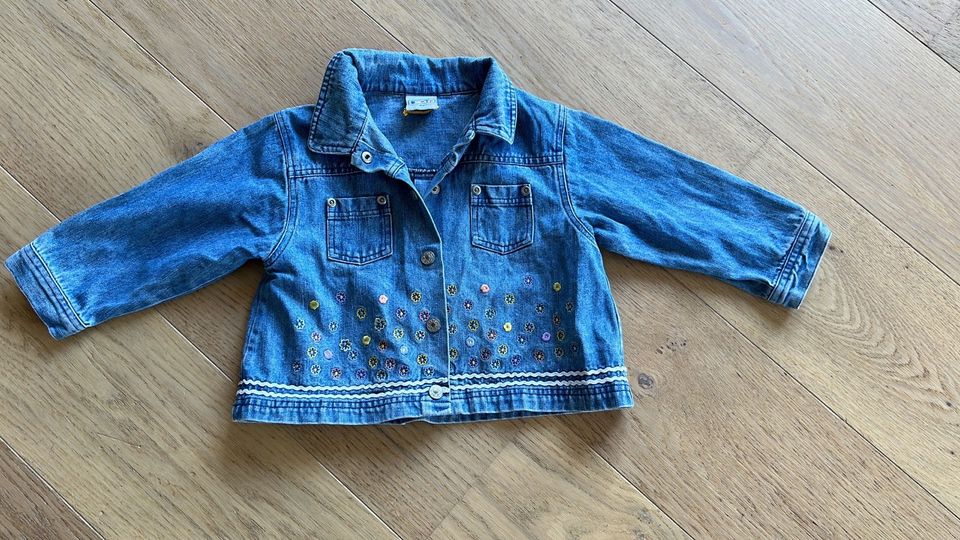 Jeansjacke in 86 mit niedlichen Blümchen in Flensburg