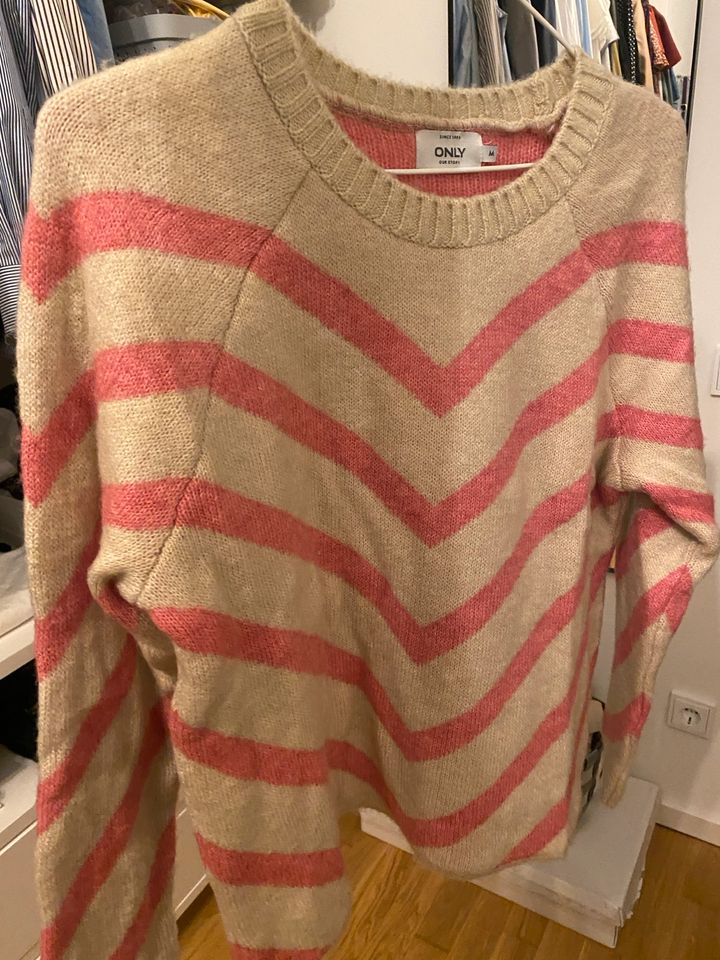 Only Pullover mit pinken Streifen in Berlin