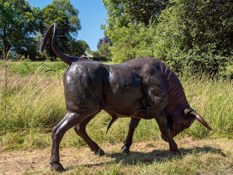 Stierfigur lebensgroß Dekofigur aus Bronze für den Garten in Überlingen