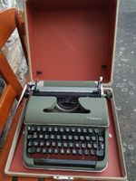 Olympia Schreibmaschine deluxe dunkelgrün und chrom Hessen - Gladenbach Vorschau