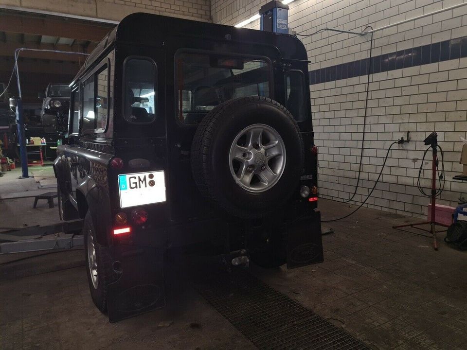 Land Rover Defender 90  Entrostung Unterbodenschutz Hohlraumwachs in Lindlar