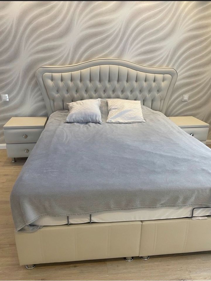 Bett mit Bettkasten inkl. Matratze und 2 Nachtkommoden in Seevetal