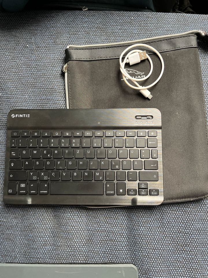 Bluetooth Tastatur, mit passender Tasche und USB Aufladekabel in Lübeck