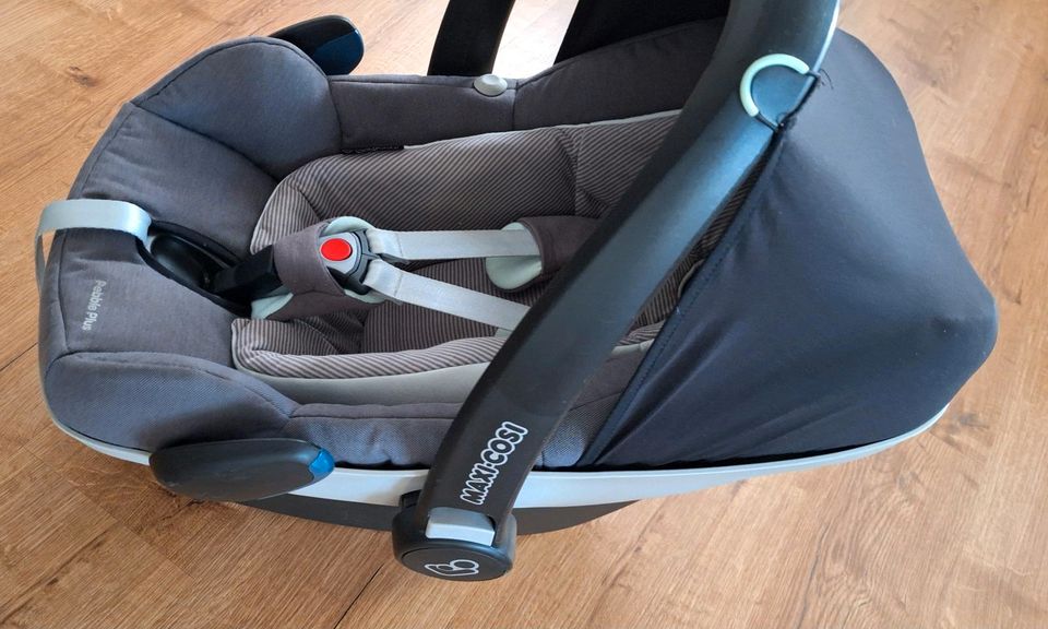 Maxi Cosi Pebble Plus mit Isofix in Erbach