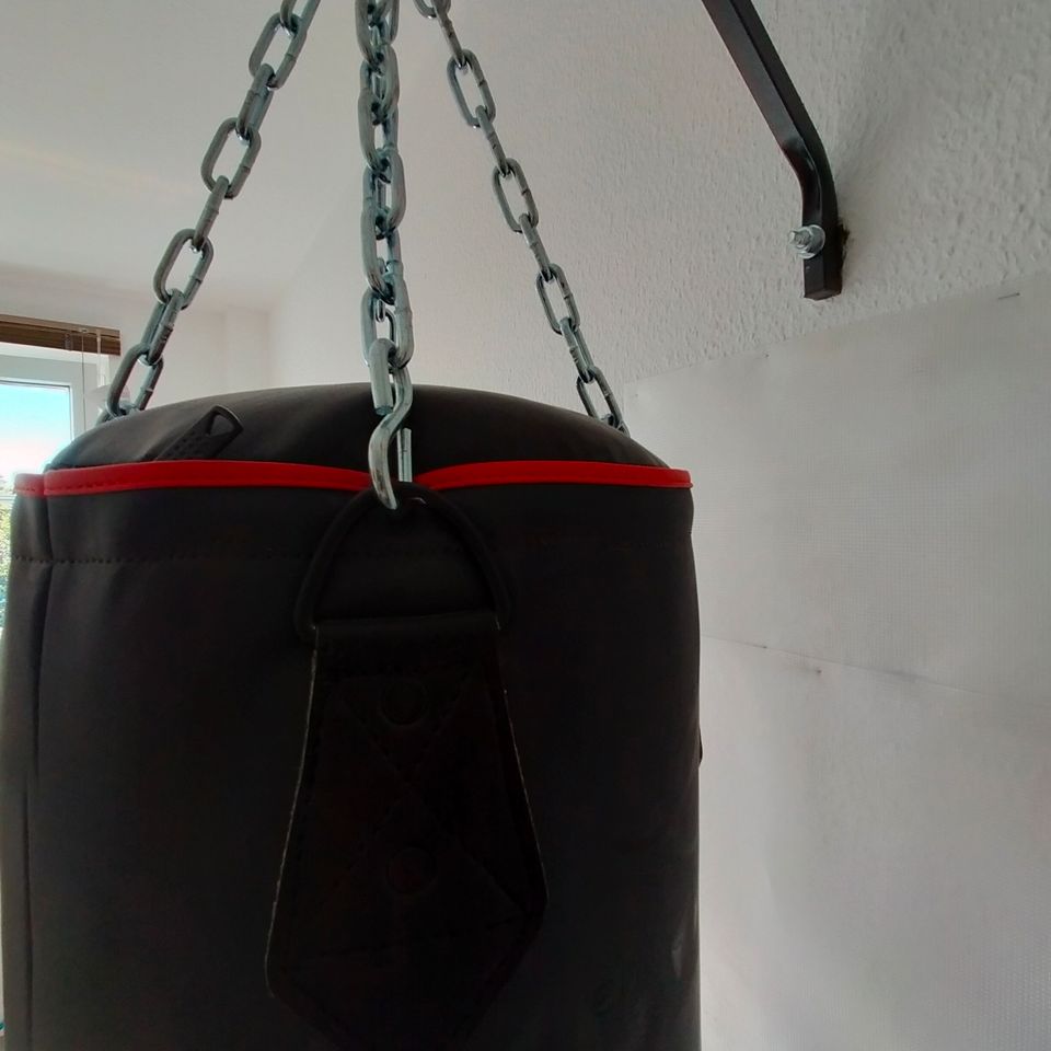Biete schwarzen Boxsack 25kg Leder in Zwickau
