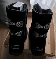 Ugg Boots schwarz mit Glitzersteinen Schleifen Berlin - Wilmersdorf Vorschau