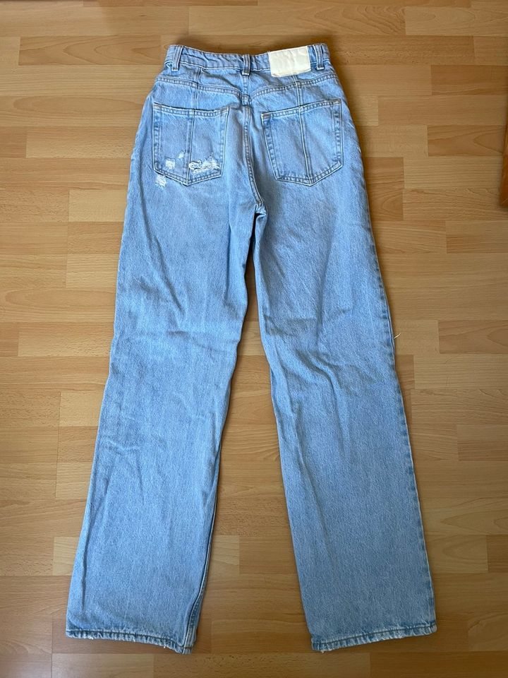 Hellblaue Wide Leg Jeans, distressed, von Pull & Bear, Gr. 34 in Sankt Margarethen