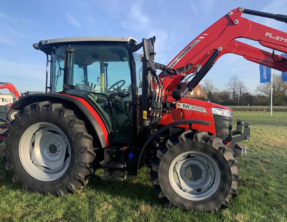 Massey Ferguson 4709M mit Frontlader MF FL 3717X in Sulingen