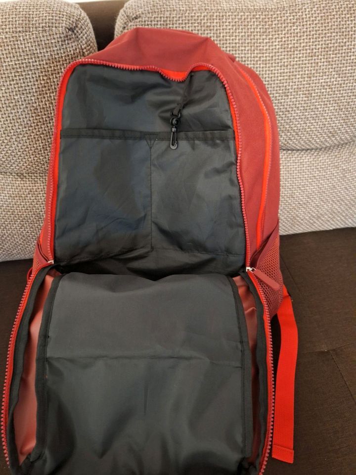 Rucksack Erima Rot - fast neu in Oberbergkirchen