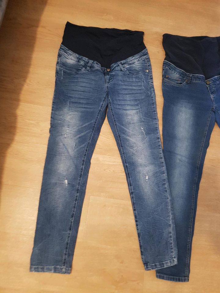 Umstands Jeans Röhren BPC 40 M L neuwertig denim Hose in Freiburg im Breisgau